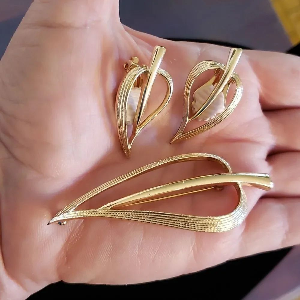 Vintage Signed Sarah Coventry Goldtone Leaf Brooch and Clip Earrings Set - Picture 4 of 6
